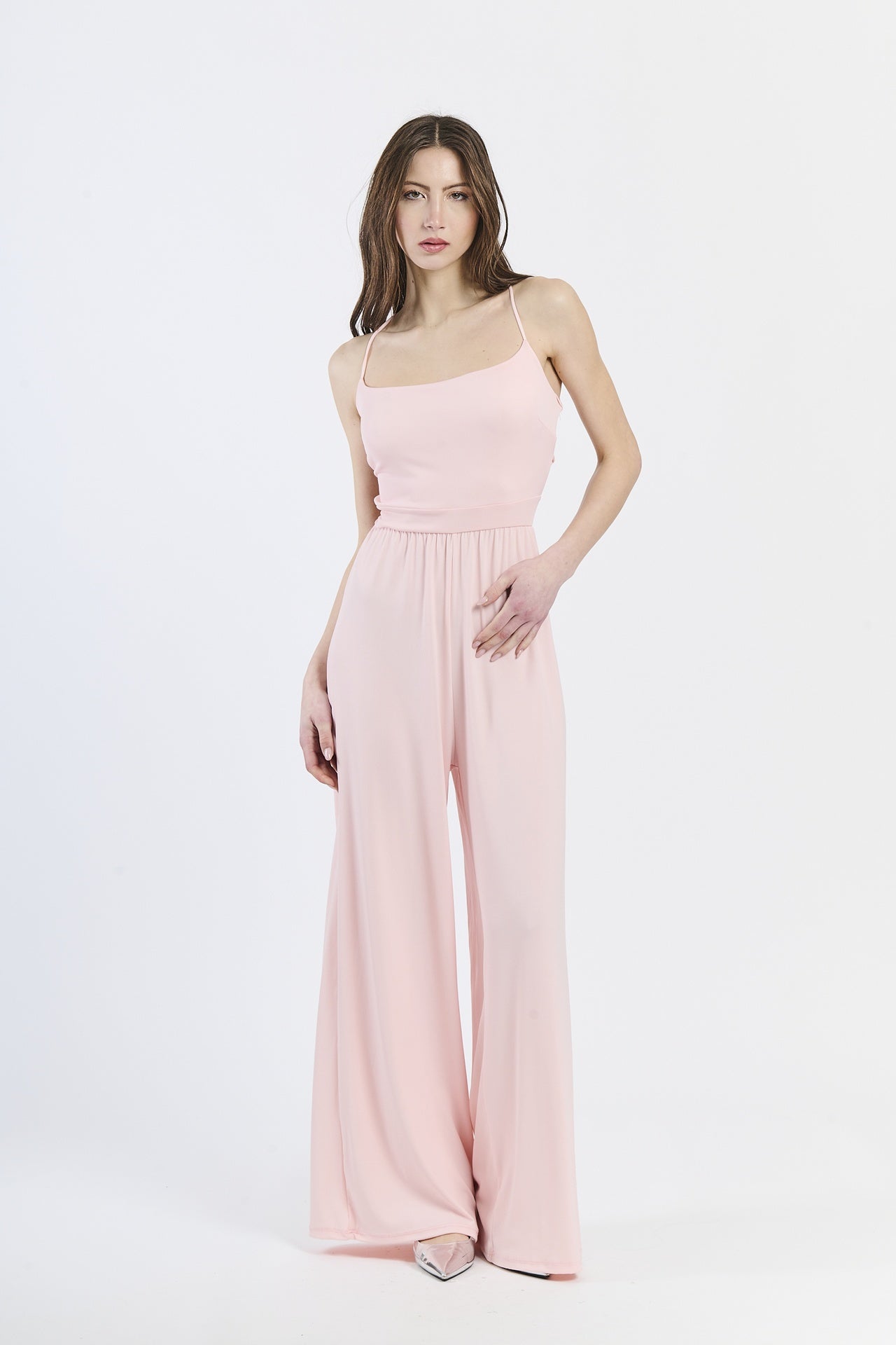 Tuta intera rosa, spalline sottili, taglio ampio, stile dolce e romantico