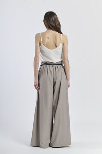 Combinazione top bianco e pantaloni fango avvolgenti, stile rustico-chic