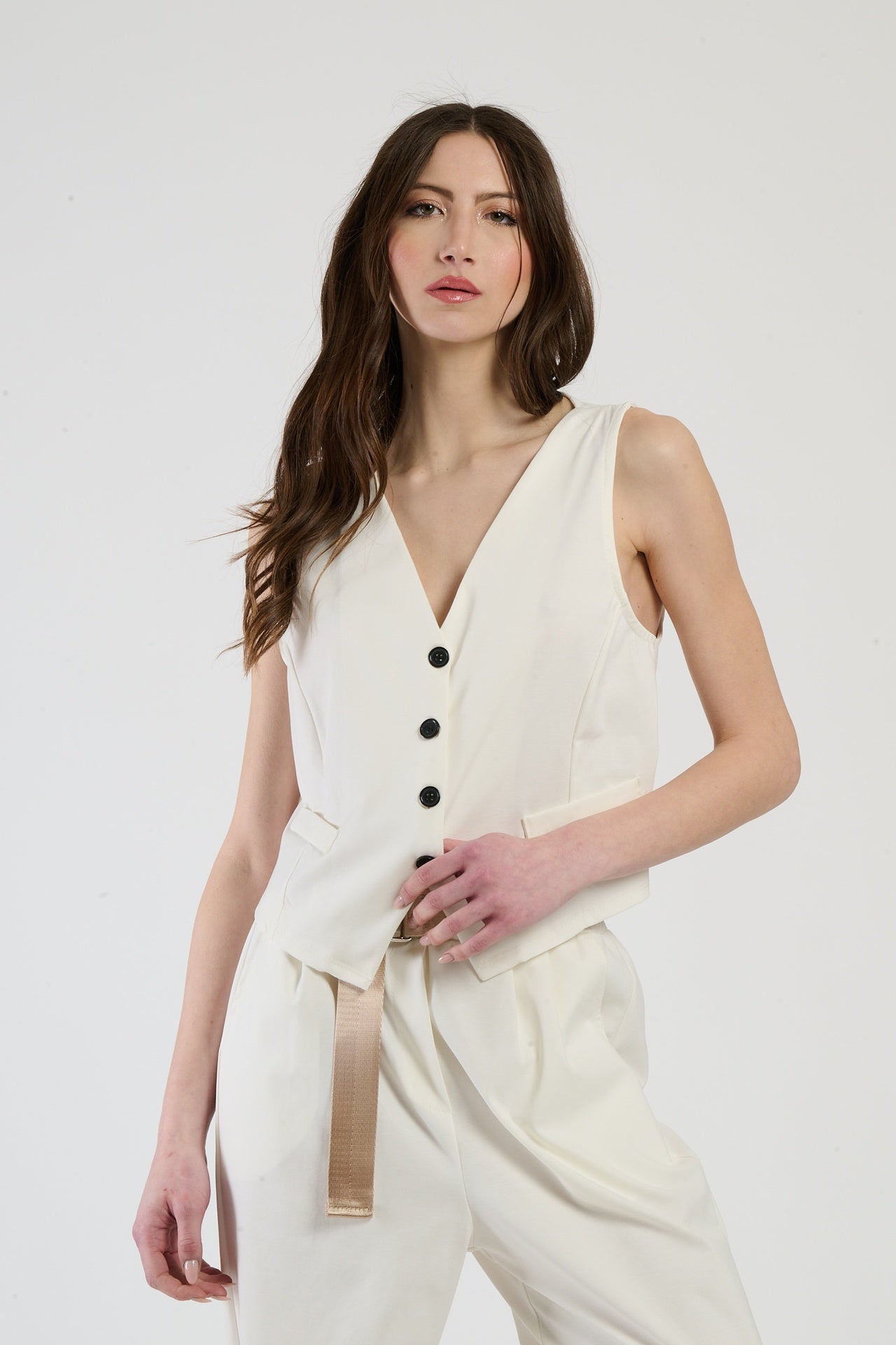 Outfit bianco: gilet corto e pantaloni ampi, ideale per una sensazione di purezza e stile.