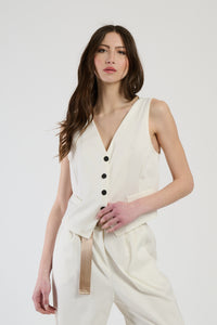 Outfit bianco: gilet corto e pantaloni ampi, ideale per una sensazione di purezza e stile.