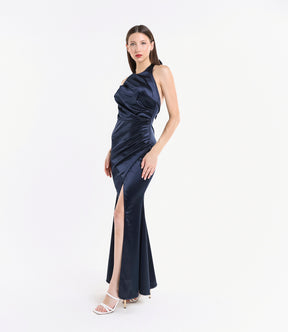 Abito nero da sera con scollo a halter e fessura laterale