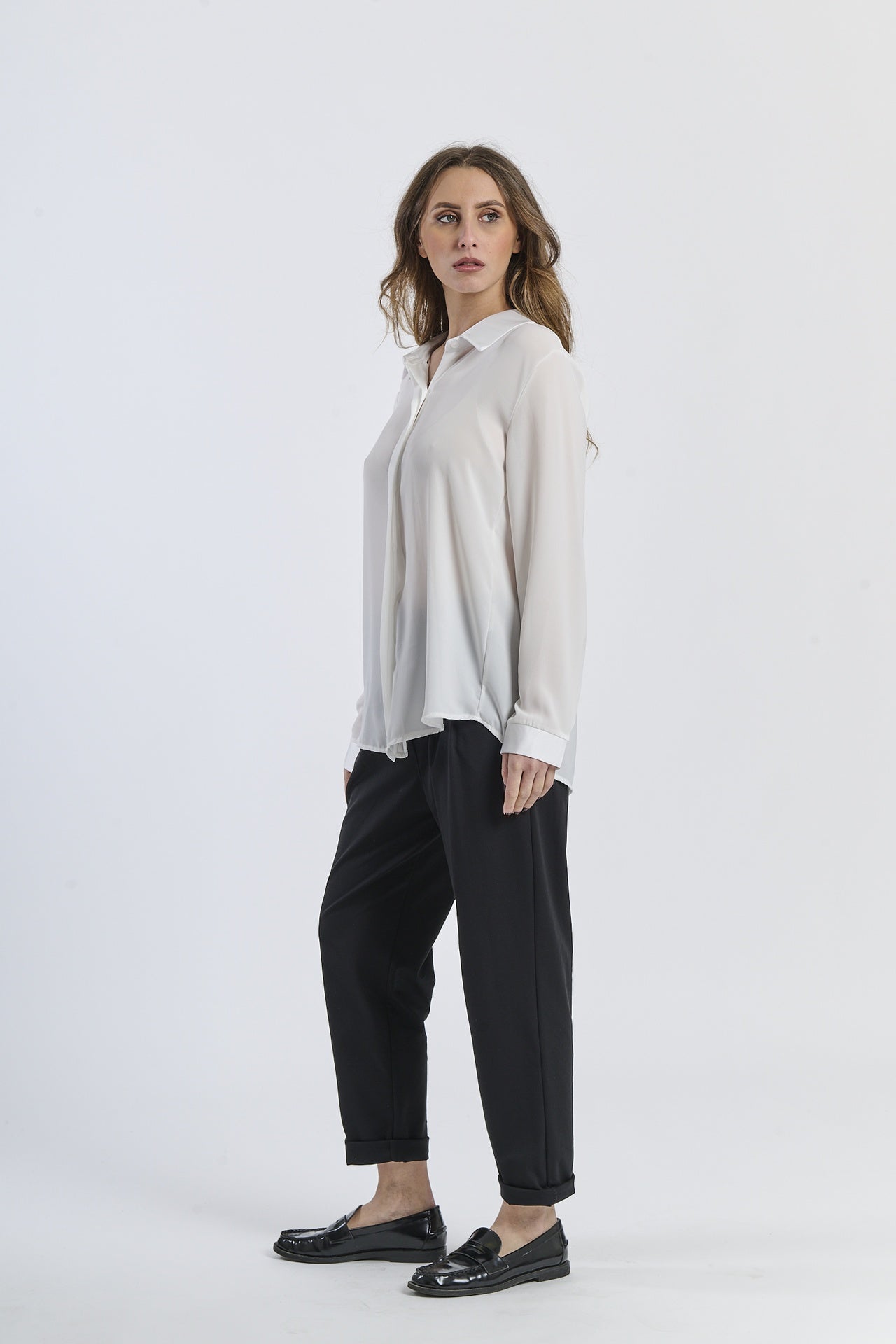 Outfit con camicia bianca e pantaloni neri, contrasto chiaro