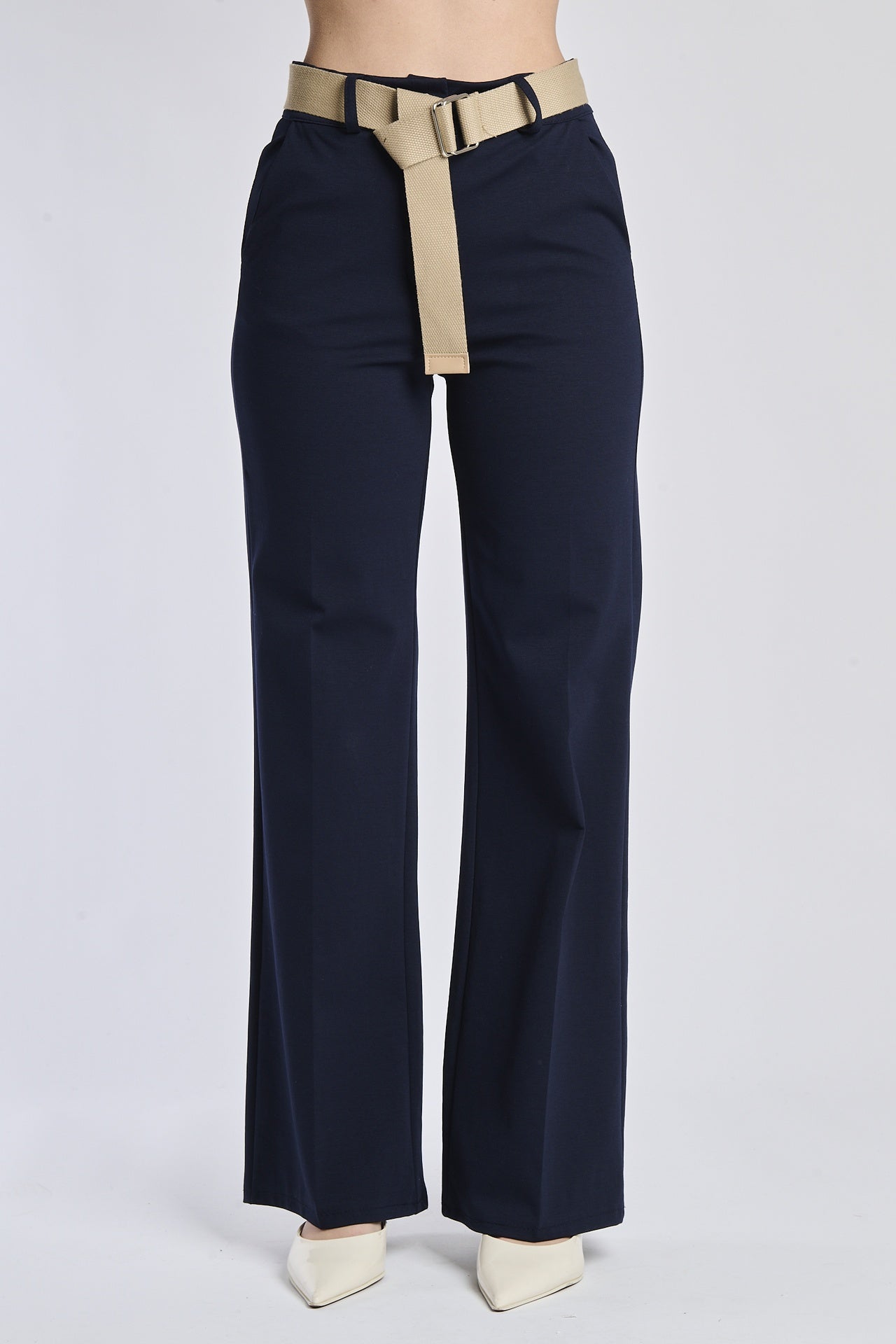 Outfit di pantaloni bianchi con accessori: cintura navy e sandali blu