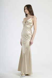 Abito beige in raso con taglio aderente, abbigliamento raffinato e intemporaneo.