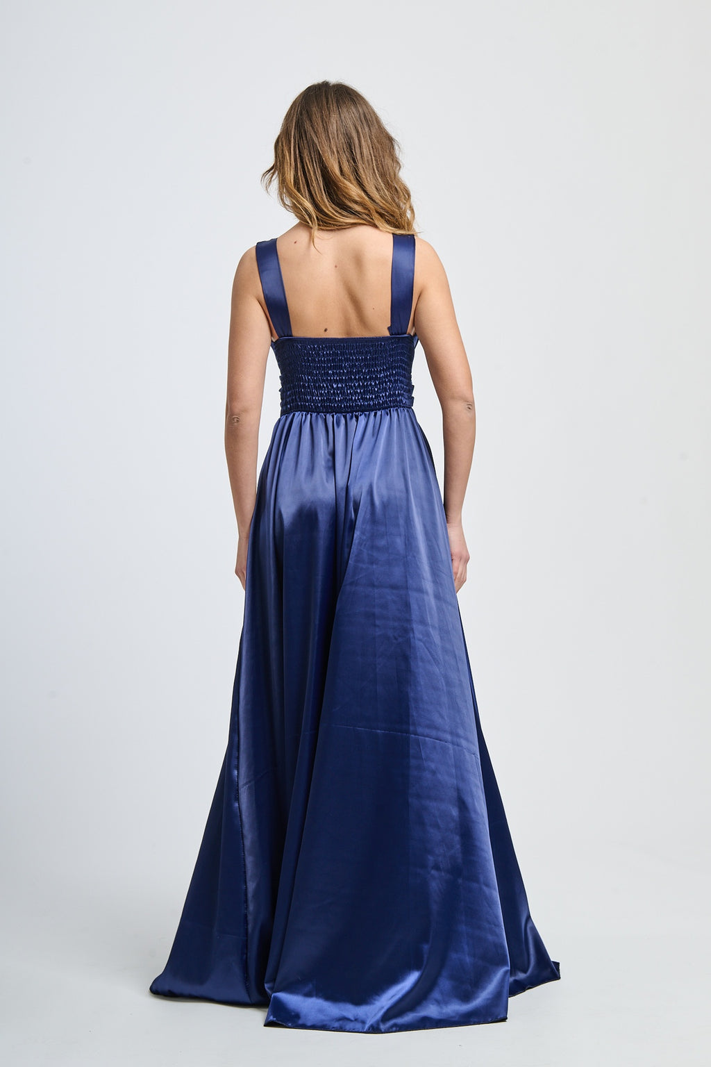 Abito da cerimonia navy in raso, design classico con scollo a V e vita stretta