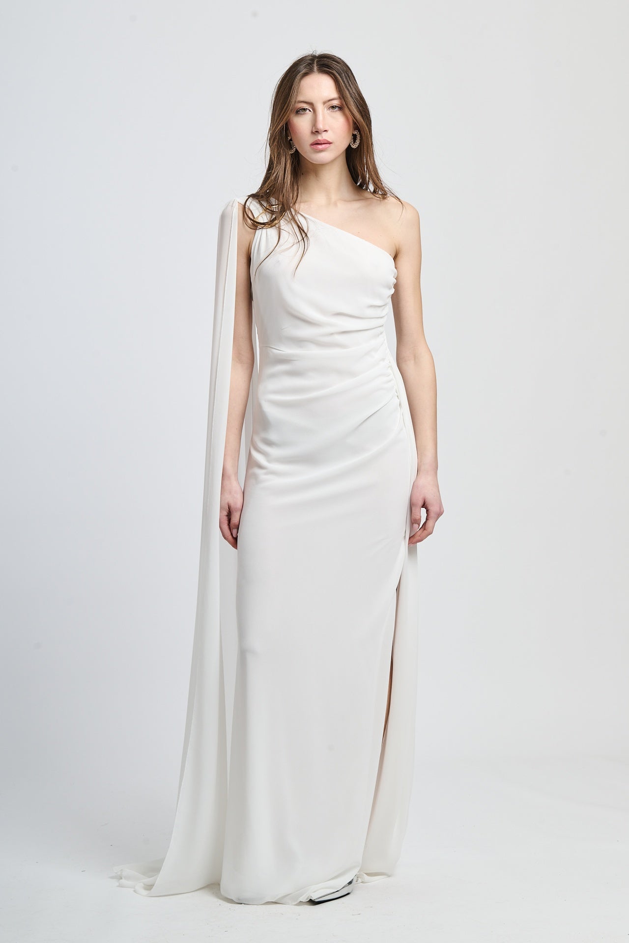 Abito da sera bianco, tessuto leggero, silhouette allungata, colletto scollo spalla singola.