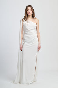 Abito da sera bianco, tessuto leggero, silhouette allungata, colletto scollo spalla singola.