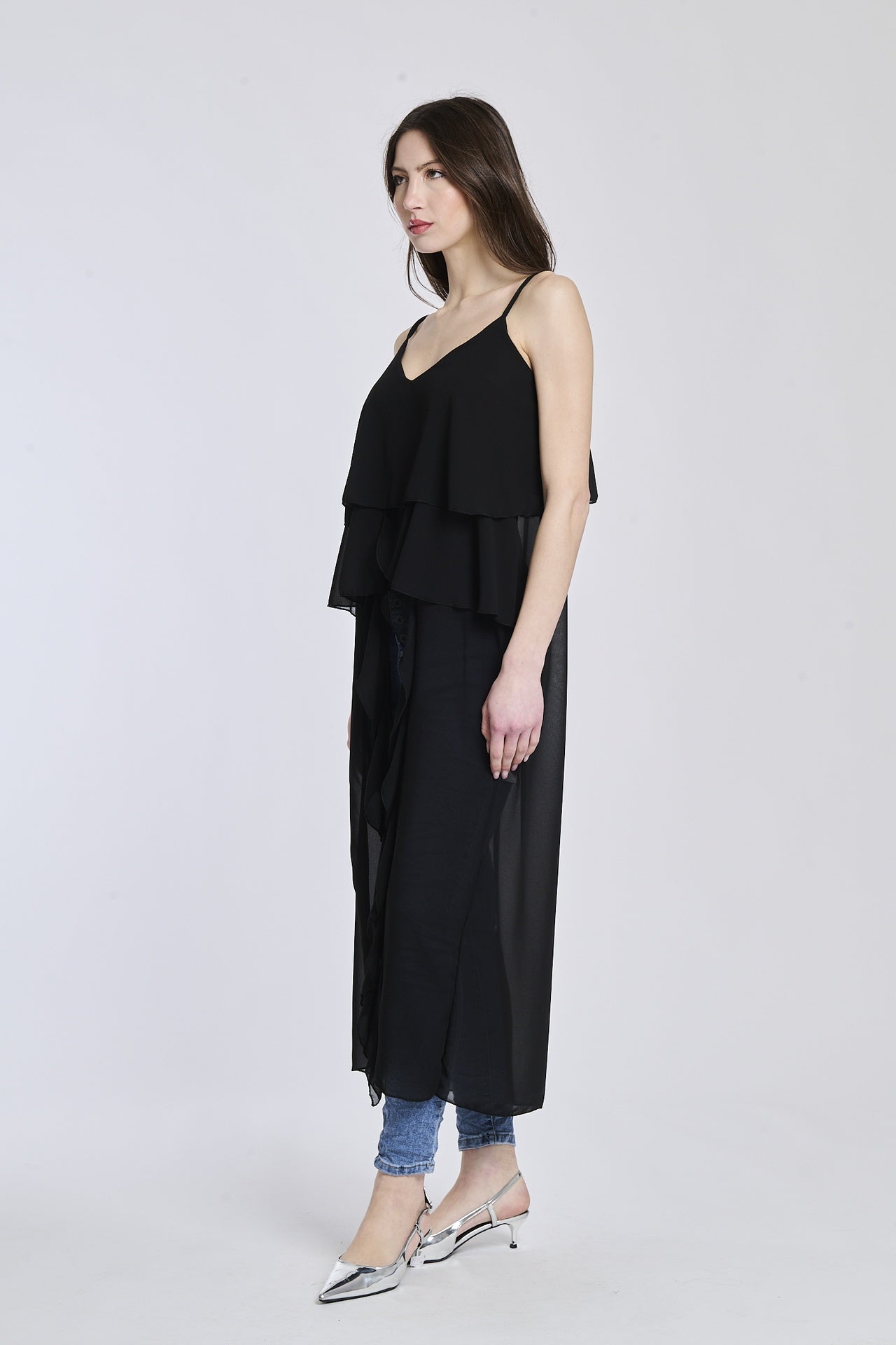 Top in nero con un taglio aderente, che sottolinea la forma della donna in modo seducente.