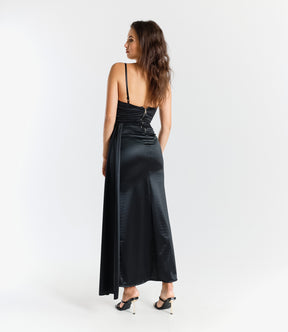 Abito formale nero con taglio drammatico, ideale per occasioni glamour