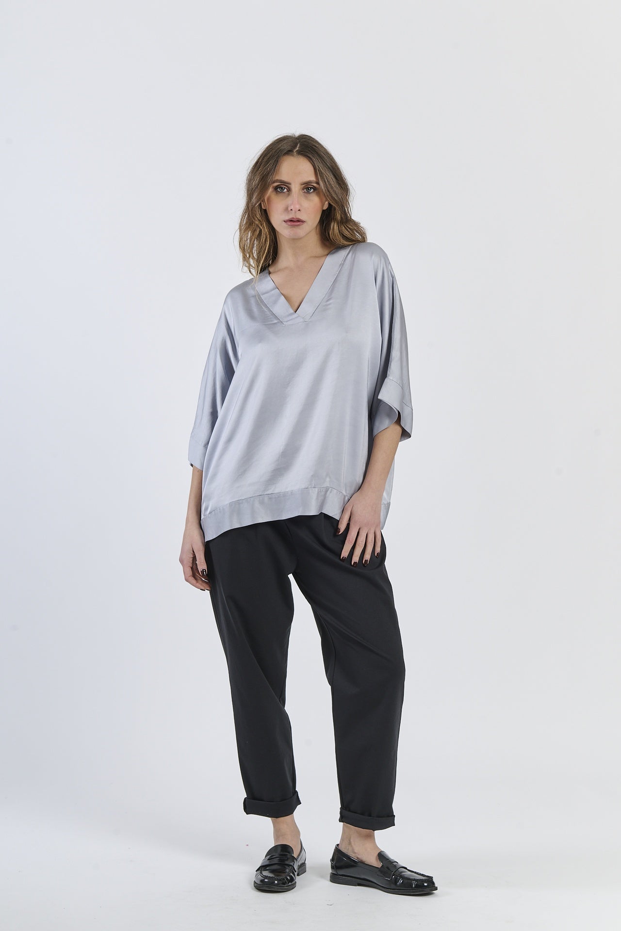 Tunica grigio chiaro oversize con collo a V e maniche ampie