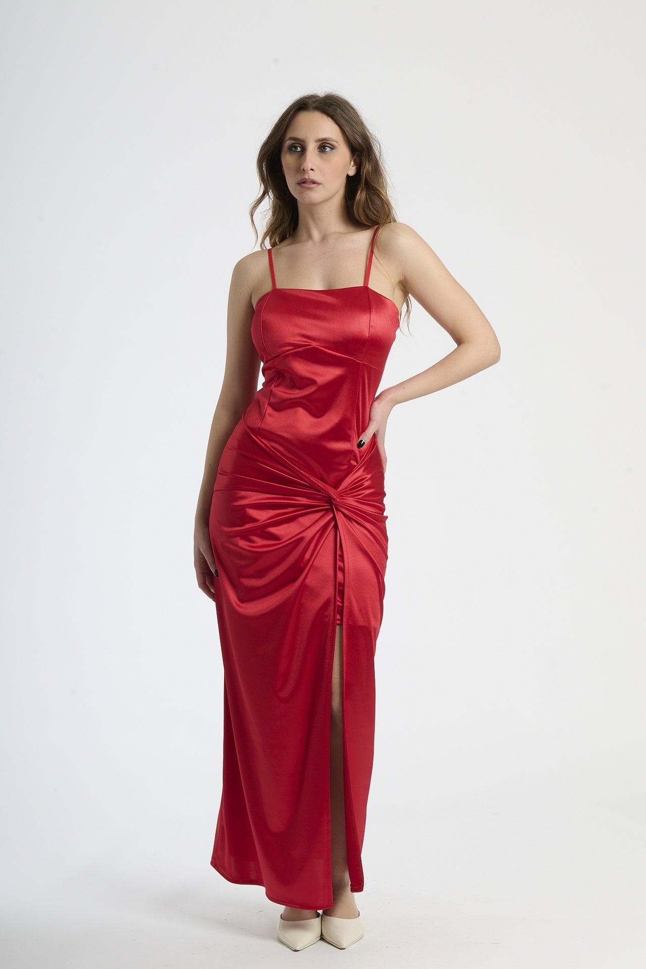 Abito da sera rosso, modello senza spalline con colletto a fascia e spacco