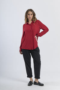 Camicia bordeaux in tessuto opaco, base per l’autunno