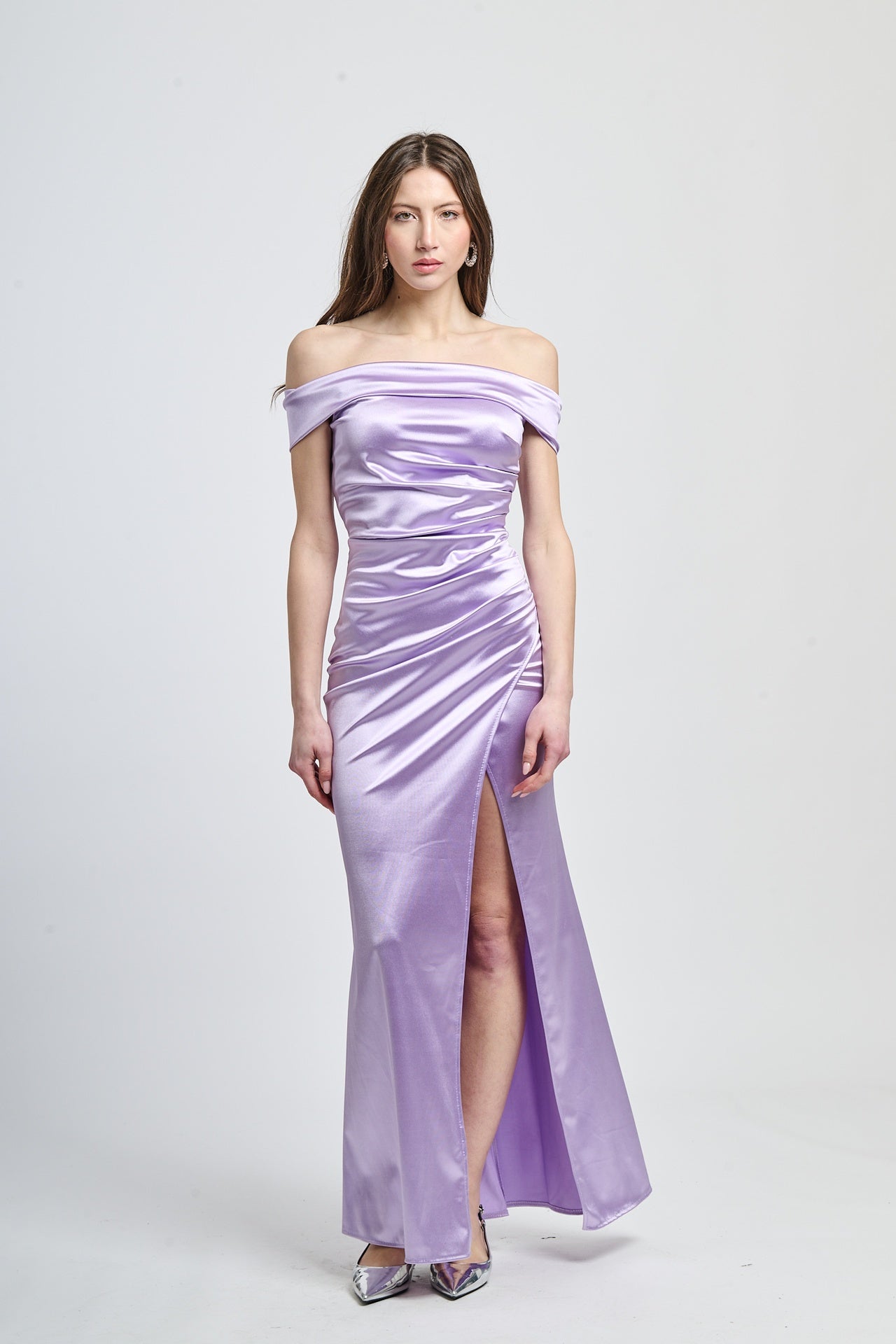 Abito lungo lilla in raso affascinante, scollo a spalline nude e gonna con slittino, design romantico