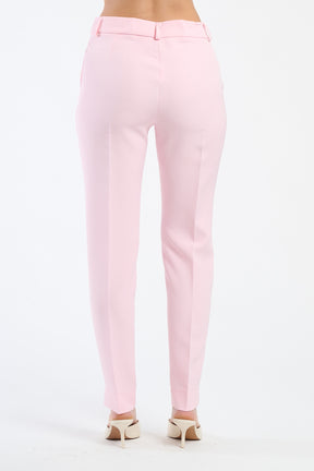 Pantaloni rosa baby da donna, dolci e delicati per uno stile romantico.