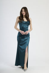Vestito lungo in raso verde.S, spalline sottili e scollatura a cuore
