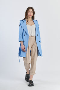 Trench azzuro rinfrescante, colletto a V per uno stile leggero.