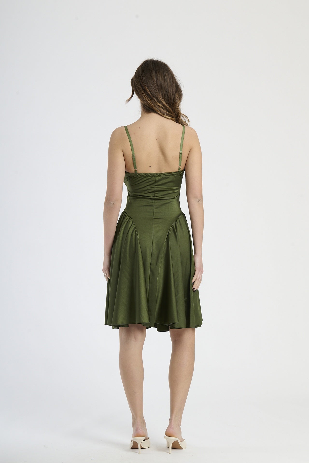 Modella in abito militare, stile audace e trendy.