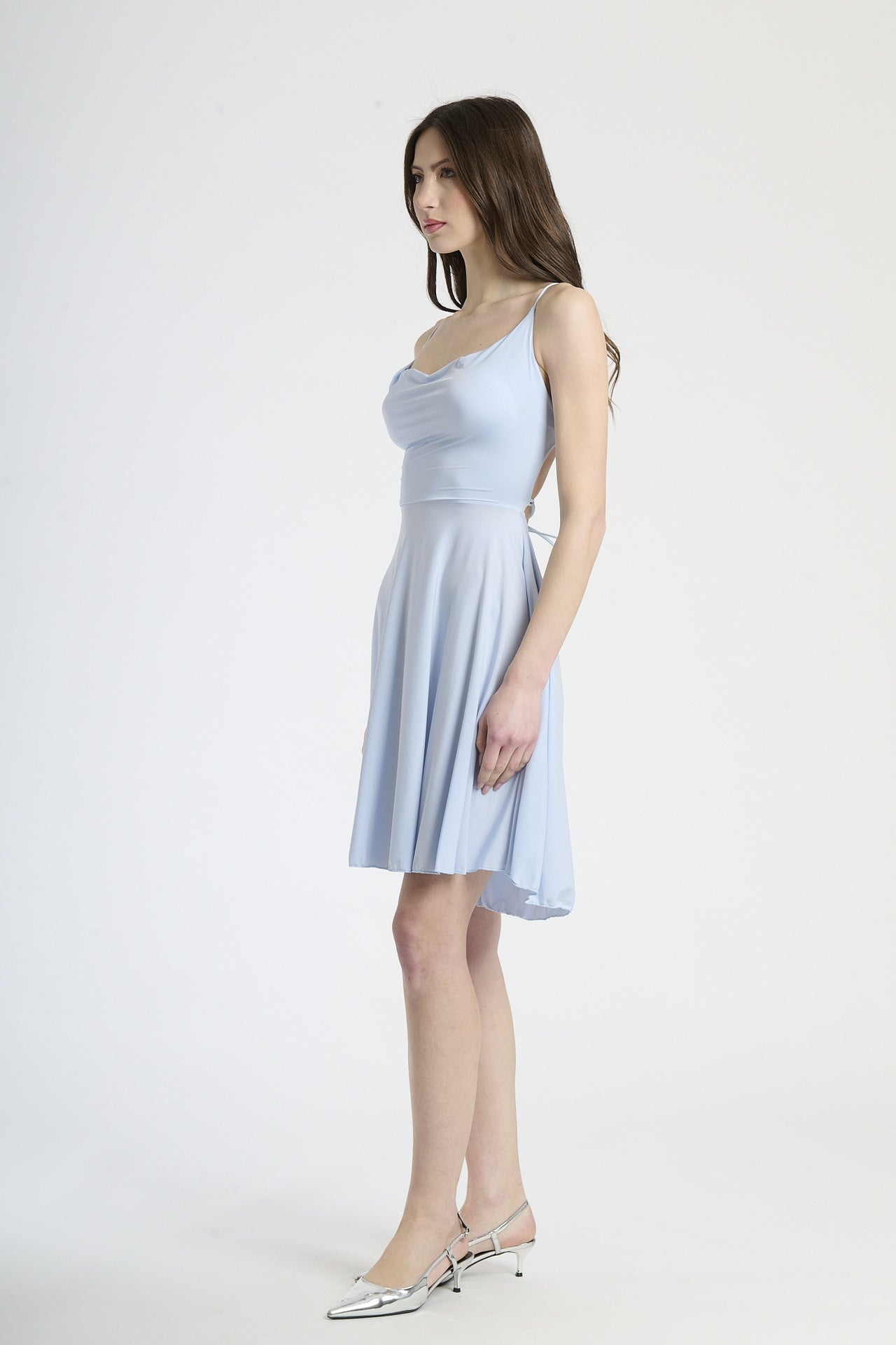 Abito elegante azzuro, silhouette a campana con bretelle sottili, adatto per serate estive e eventi informali.