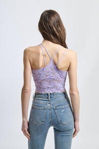 Canotta di pizzo lilla, colletto a V e atmosfera romantica