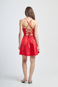 Vestito rosso corto, colletto a cuore, passione pura