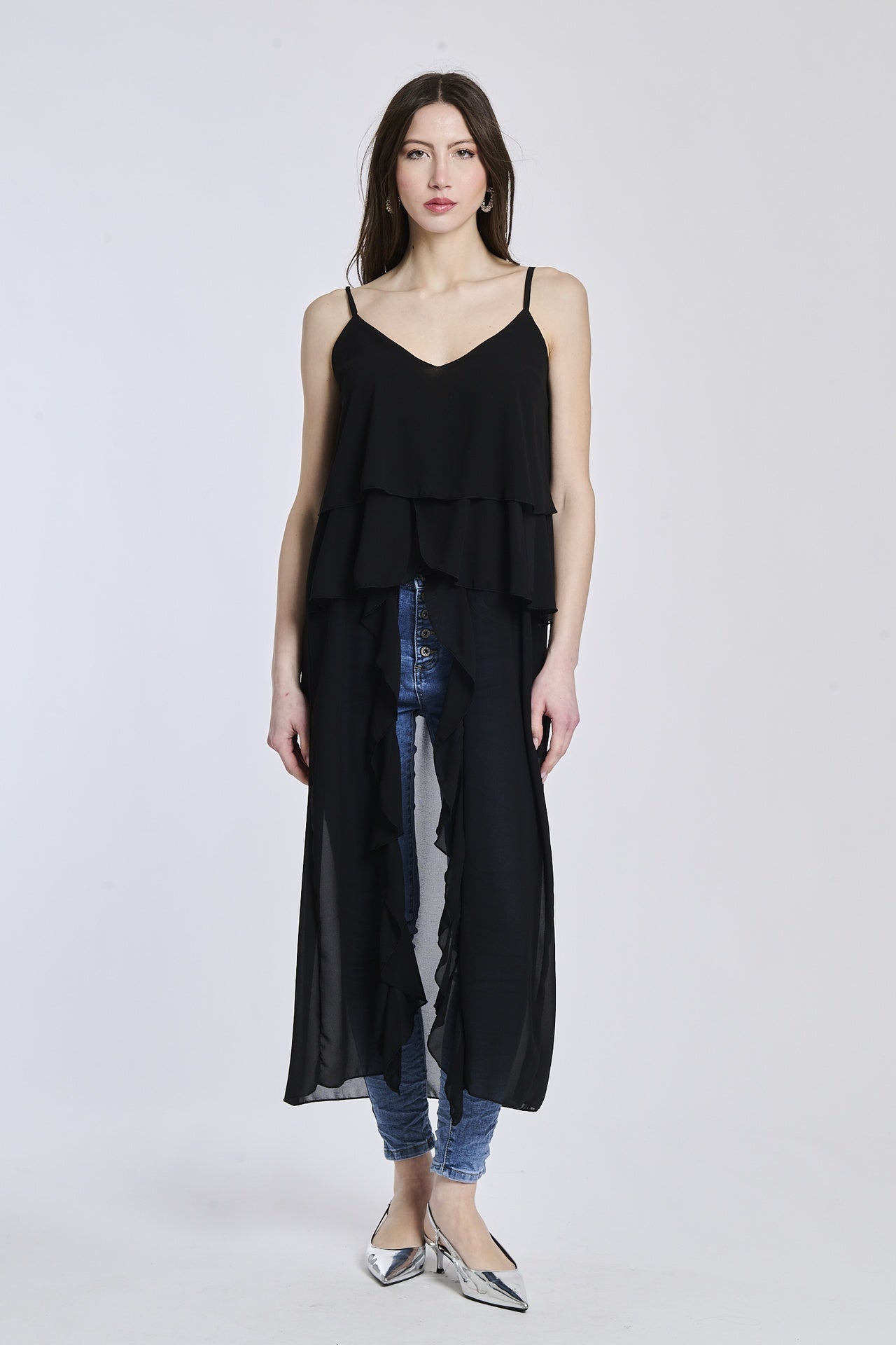 Un abito in nero con dettagli in pelle, che aggiunge un tocco di robustezza e di originalità.