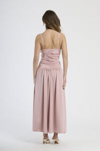 Vestito rosa antico in tessuto delicato, taglio maxi con scollatura a V, romantico per serate formali.