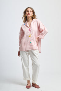 Camicia rosa delicata, maniche a 3/4 e bottoni accattivanti