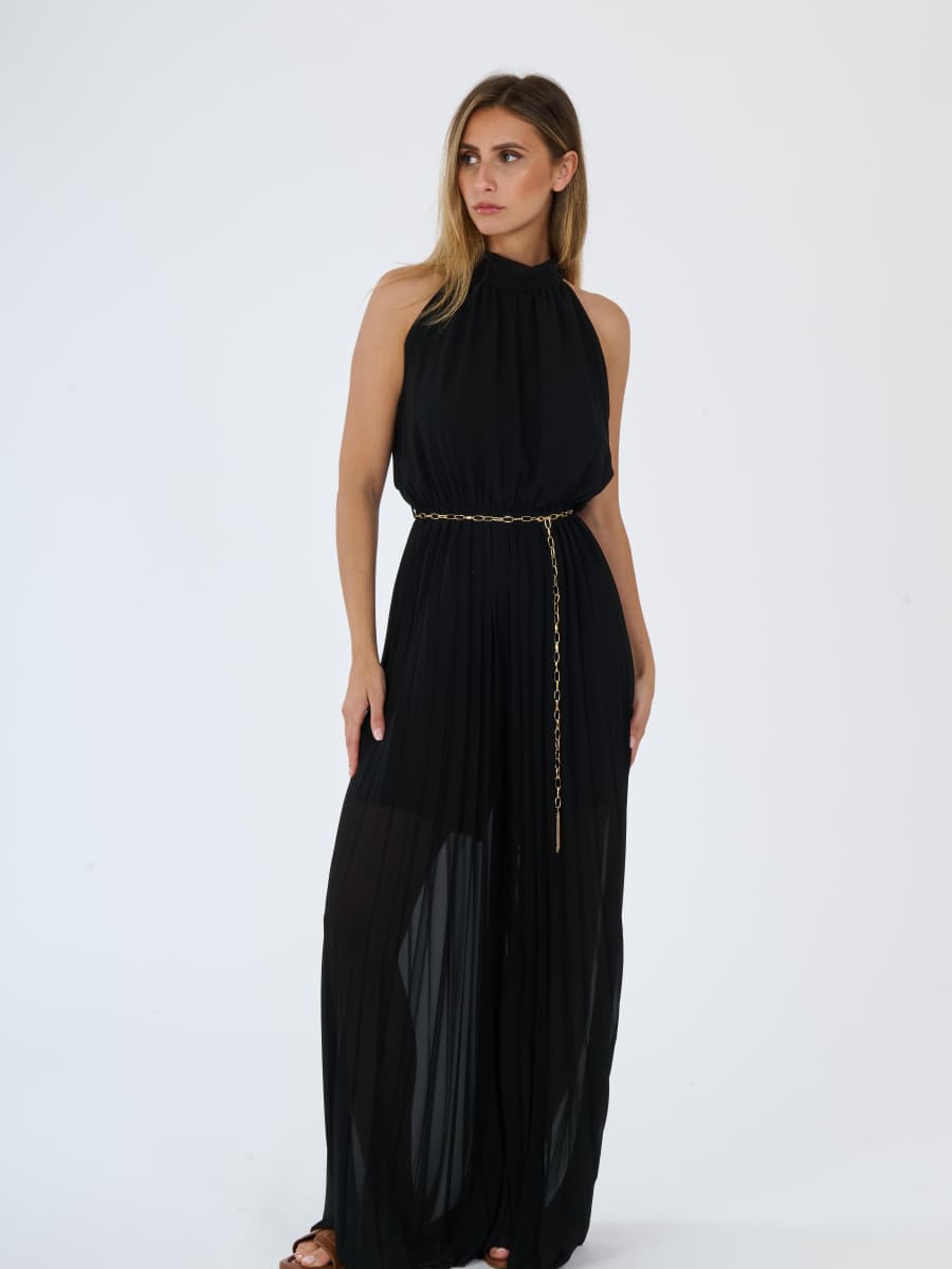 Tuta “Celestea” – Jumpsuit Plissé con Girocollo e Cintura a Catena