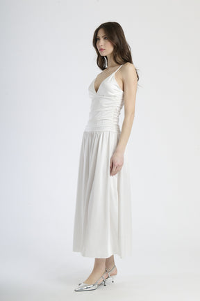 Abito elegante bianco, ideale per cerimonie e look limpidi.