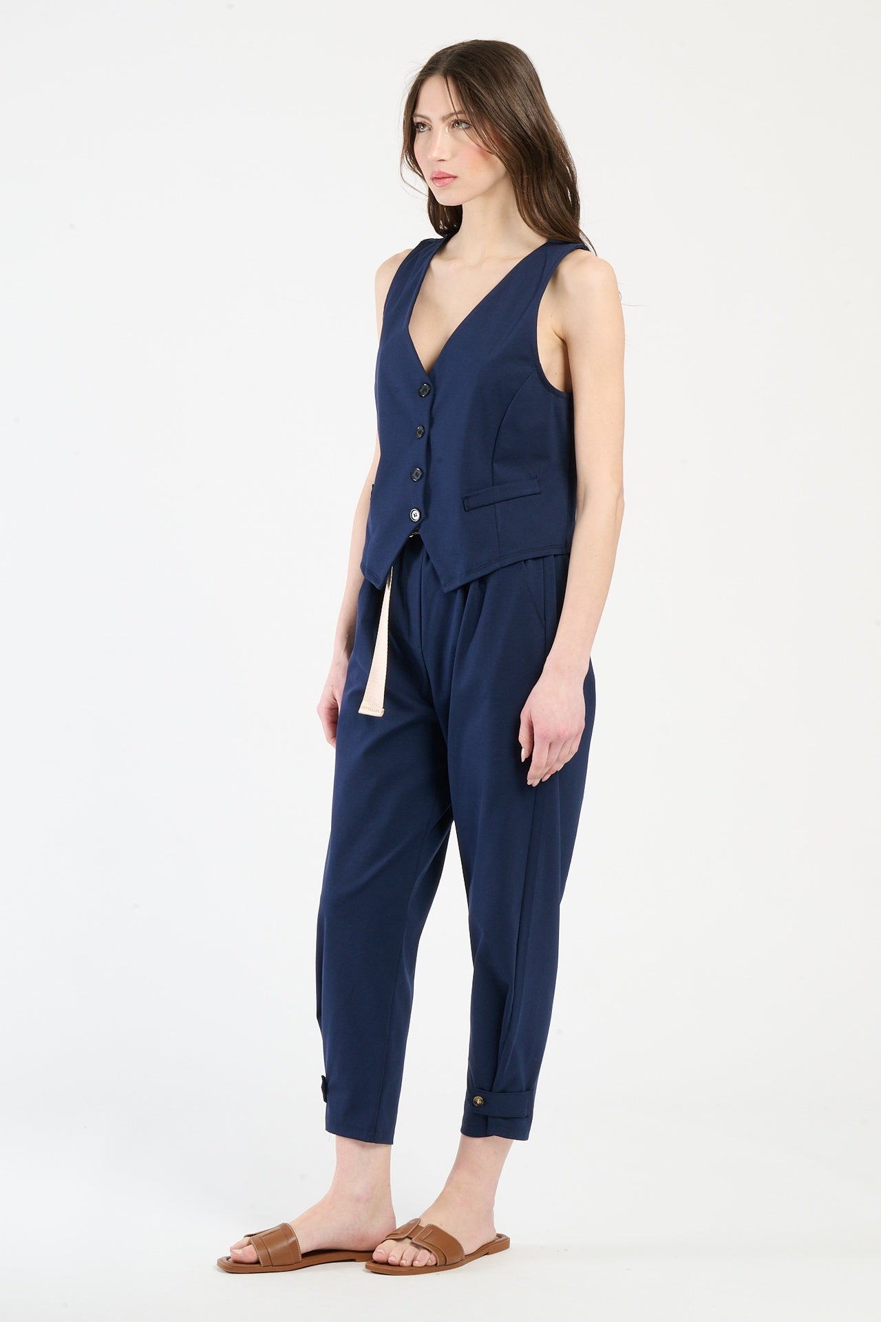 Completo navy su una modella: gilet a bottoni e pantaloni, combinazione 