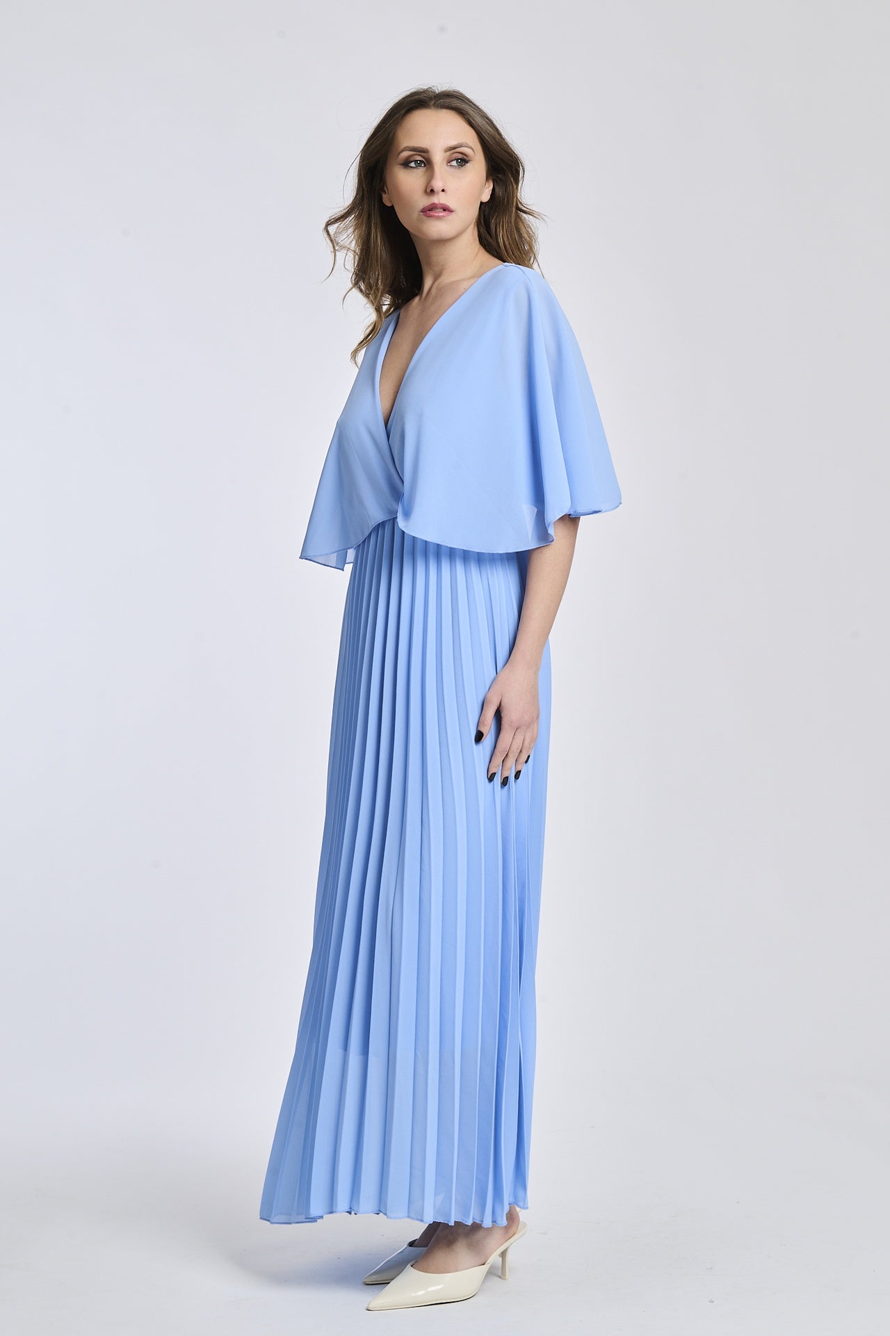 Vestito in azzuro chiaro con dettagli di maniche a mantello e falde