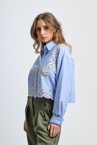 Un abito femminile rosso con un disegno semplice e elegante.