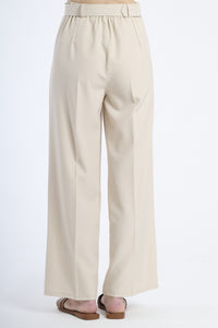 Pantaloni dritti beigi, tessuto morbido, cintura regolabile, perfetti per l’estate.