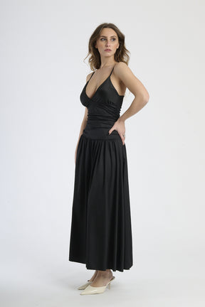 Abito eterno nero, ideale per cerimonie e look sicuri ed eleganti.