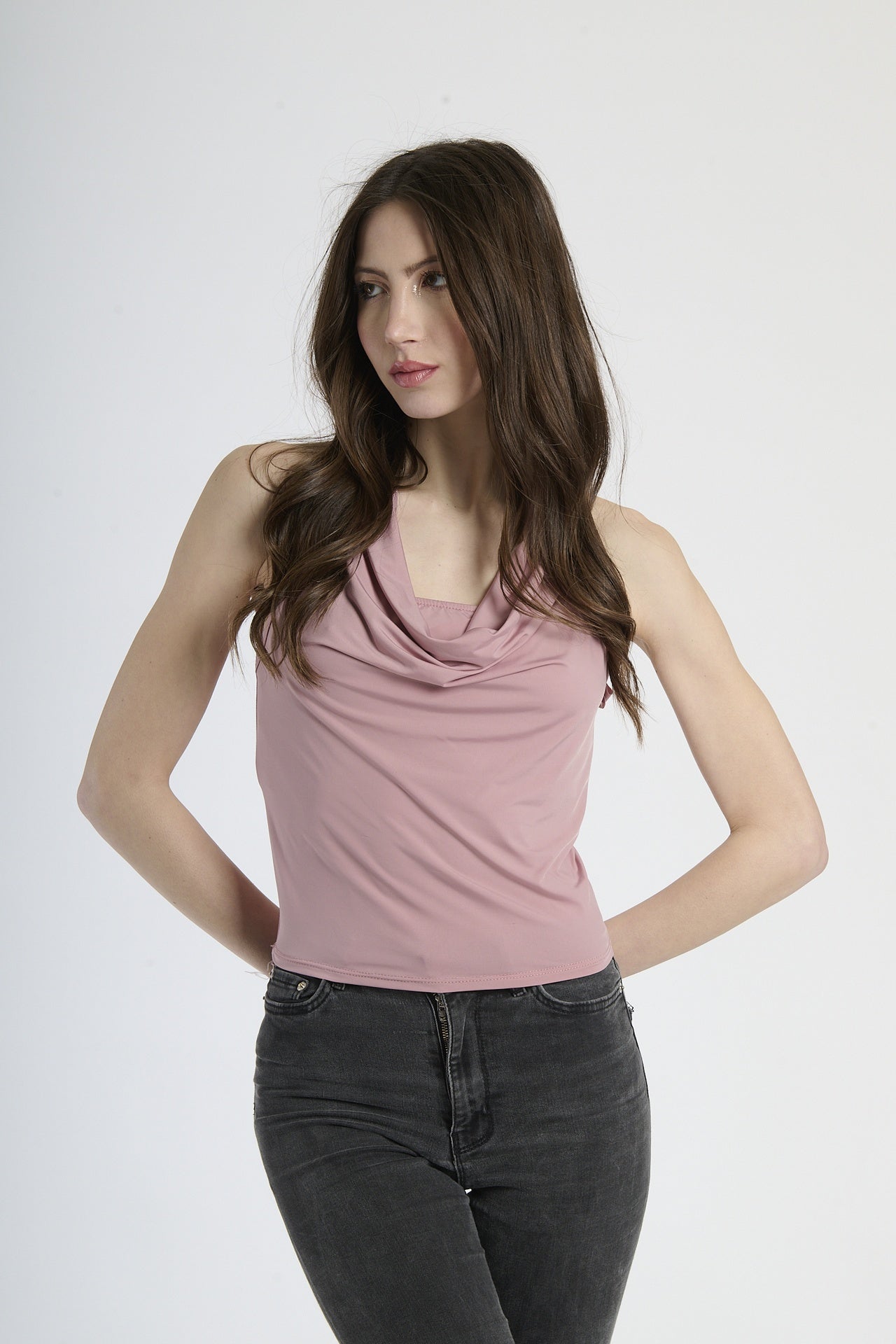 Donna con canotta rosa antico, romanticismo e charme vintage.v