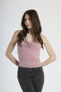 Donna con canotta rosa antico, romanticismo e charme vintage.v