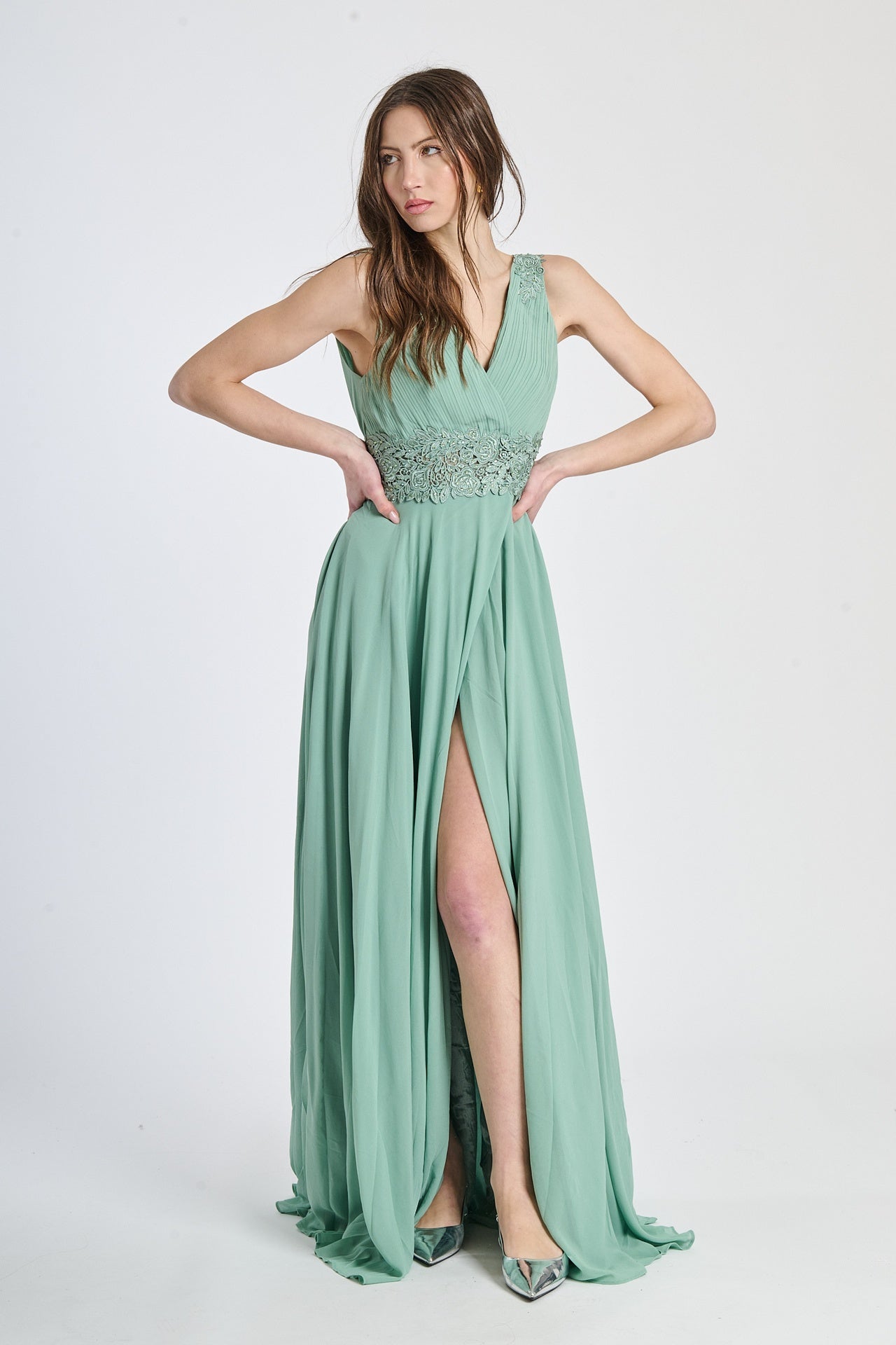 Abito lungo salvia in tulle fluido, scollo a V profondo e fascia decorativa in vita