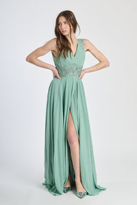 Abito lungo salvia in tulle fluido, scollo a V profondo e fascia decorativa in vita