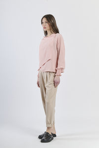 Canotta rosa avvolgente condettagli a righe sofisticati