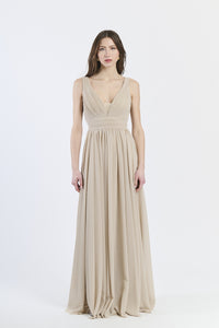Abito da cerimonia beige con scollo a V e tessuto trasparente soffice