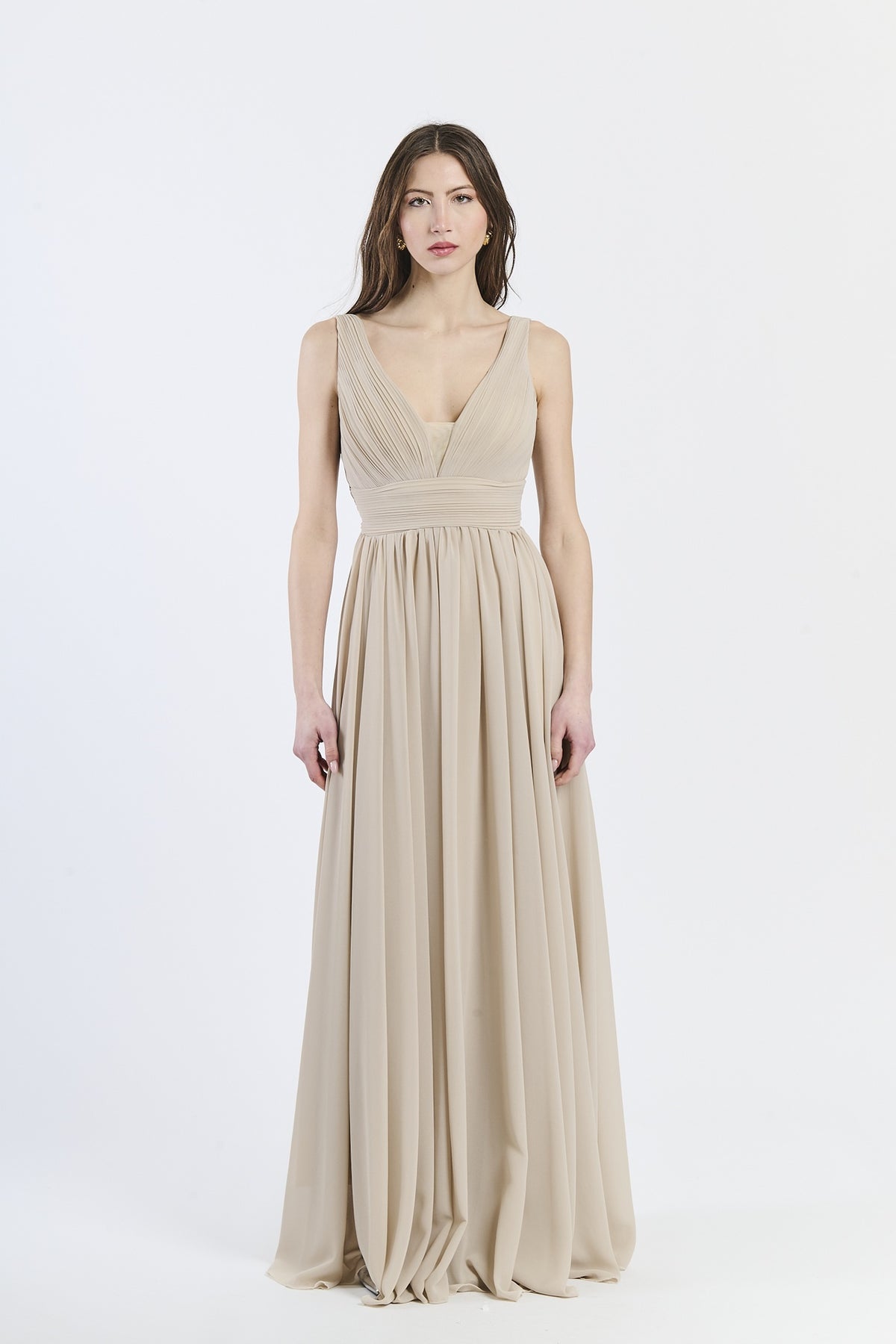 Abito da cerimonia beige con scollo a V e tessuto trasparente soffice