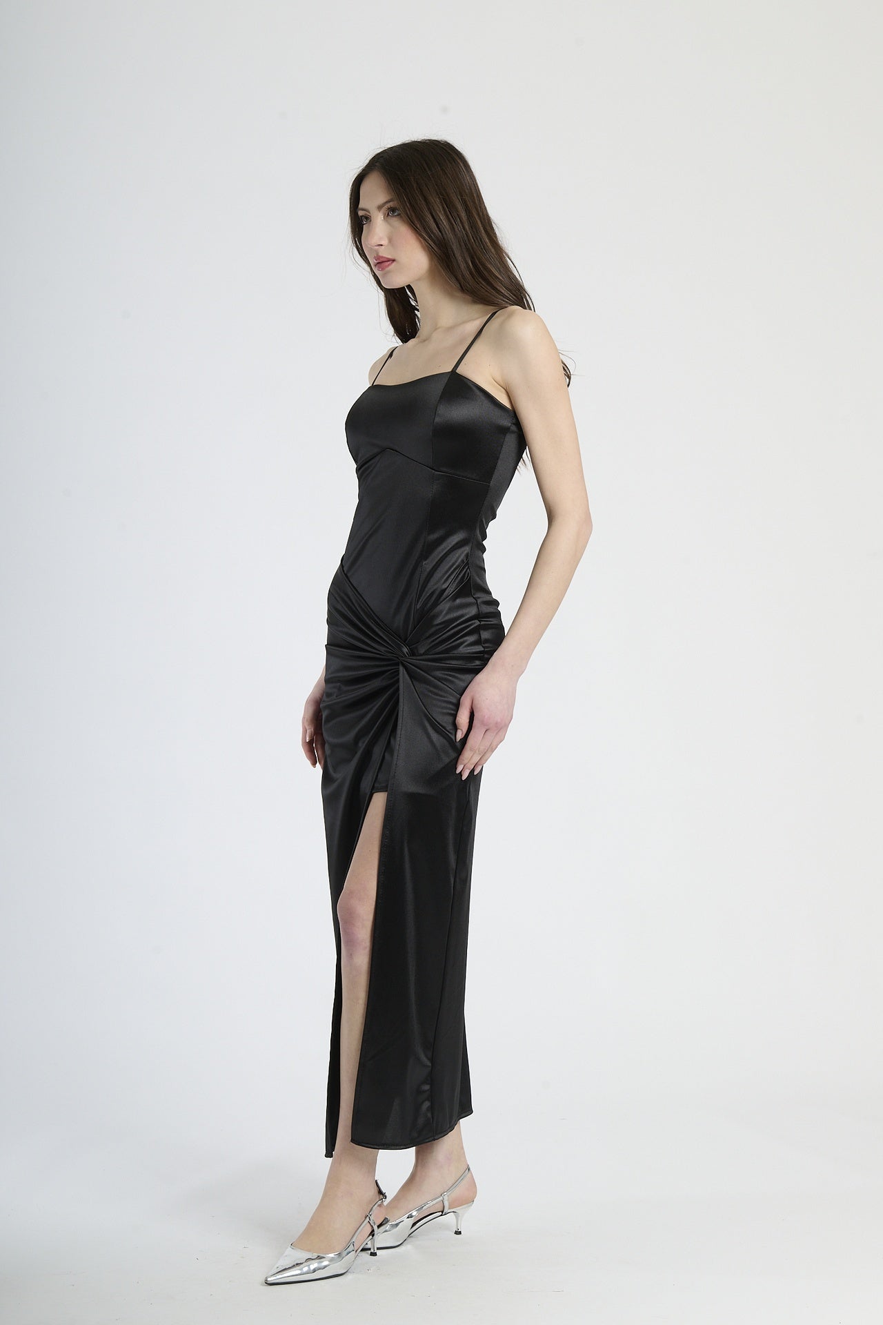 Vestito formale nero, tessuto liscio con accento di stropicciature e apertura