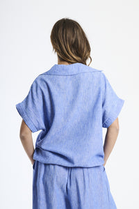 Outfit casual bluette, camicia a maniche corte con stampa e pantaloni ampi