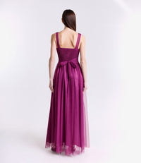 Abito ciliegio con scollo a V, eleganza tenera per formali occasioni