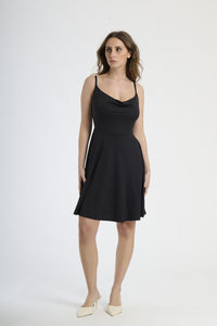 Abito corto con bretelle sottili, taglio a campana in colore nero