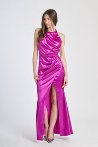 Abito elegante ciliegio in raso, scollo a collo alto e falda con fessura