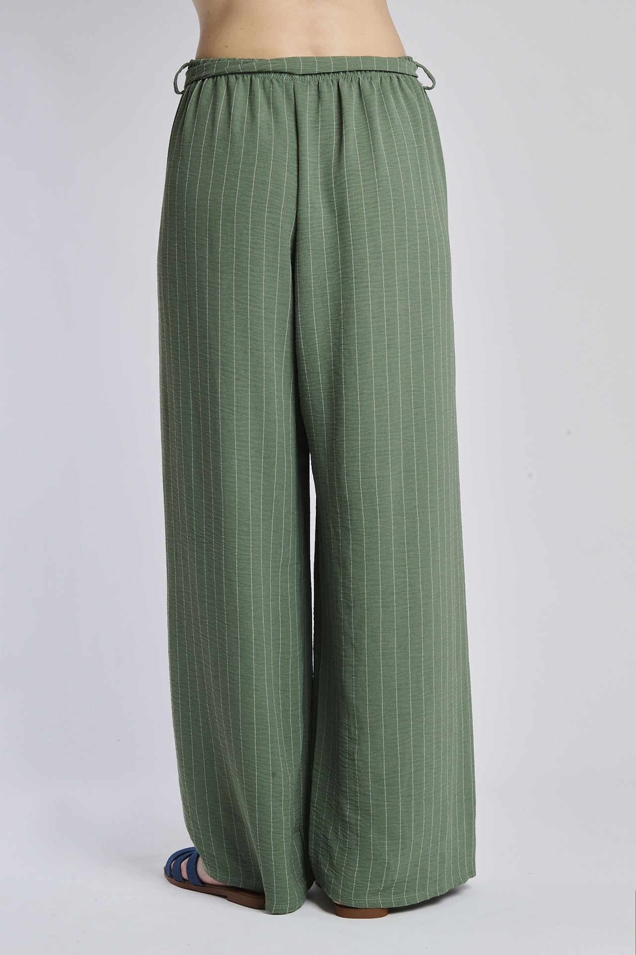 Pantaloni oversize militari, stile rustico e trendy, coulisse elastica in vita.