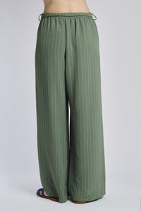 Pantaloni oversize militari, stile rustico e trendy, coulisse elastica in vita.