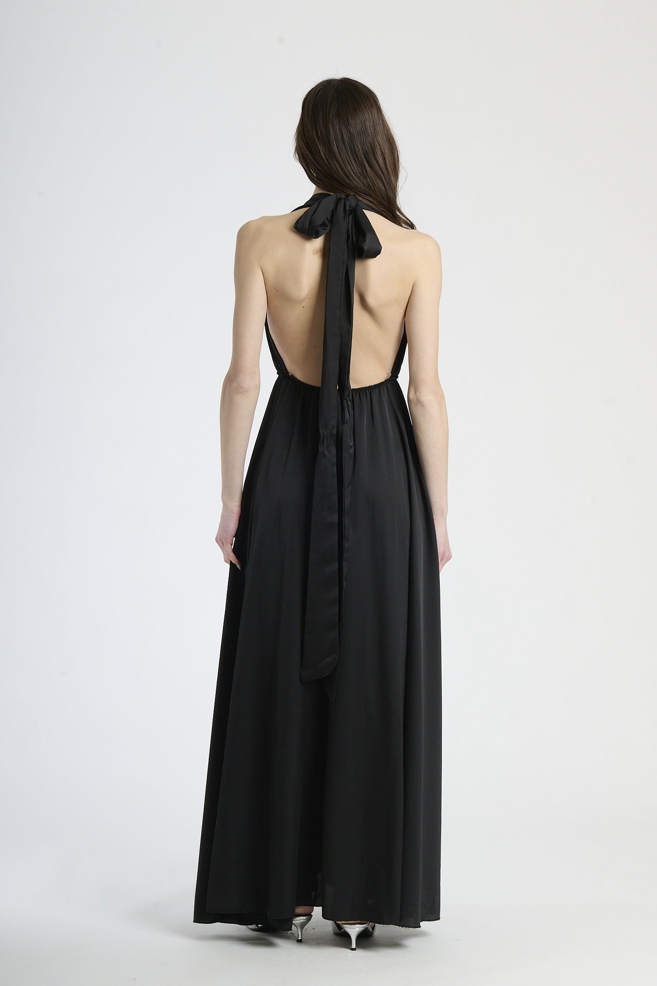 Abito maxi nero, design fluido con coulisse al fianco