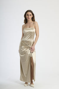 Vestito lungo in raso beige, strapless con nodo e spacco laterale